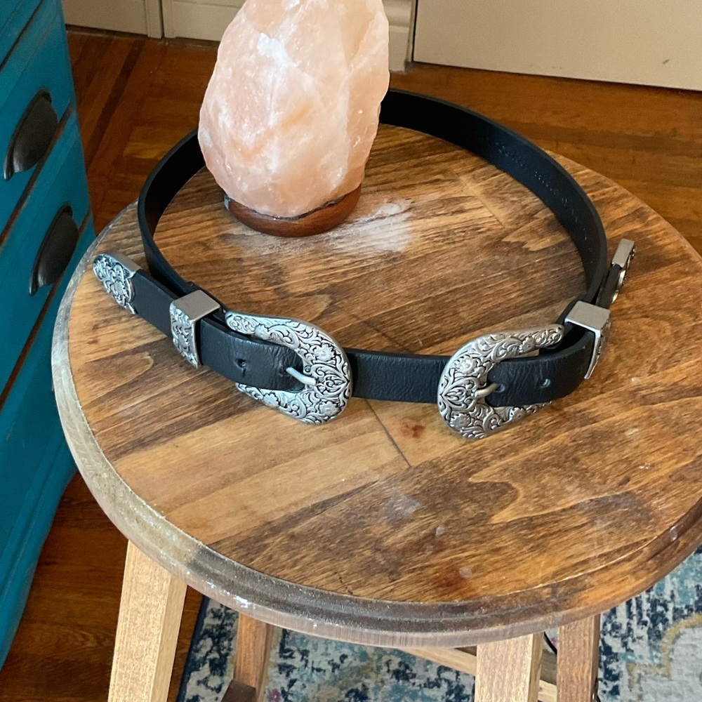 Black, double buckle western belt 🦂